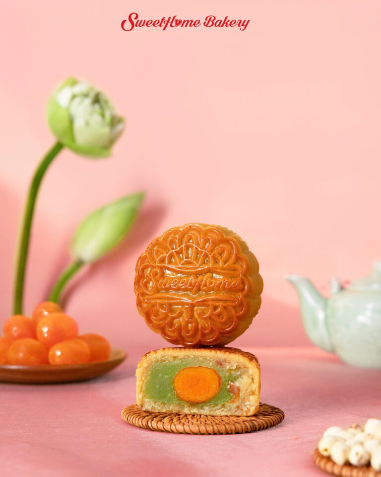 Bánh trung thu nhân dừa lá dứa trứng muối SweetHome Bakery