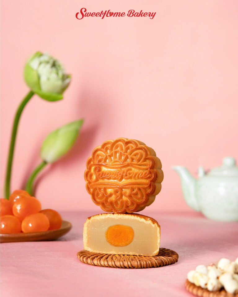 Bánh trung thu nhân hạt sen trứng muối SweetHome Bakery